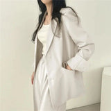 Elegant Tailored Blazer and Trouser Set with Modern Relaxed Fit