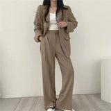 Elegant Tailored Blazer and Trouser Set with Modern Relaxed Fit