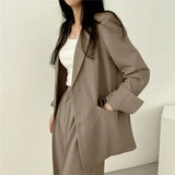 Elegant Tailored Blazer and Trouser Set with Modern Relaxed Fit